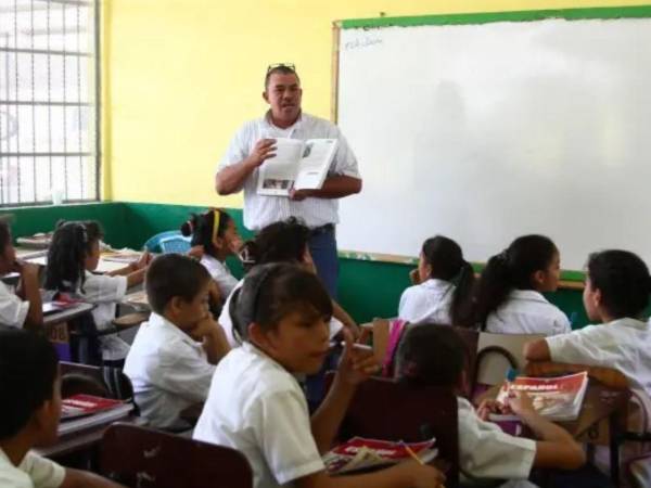 La Secretaría de Educación registra una ejecución del 96.33% de los L700 millones asignados al programa, pero directores y docentes aseguran que siguen esperando las transferencias.