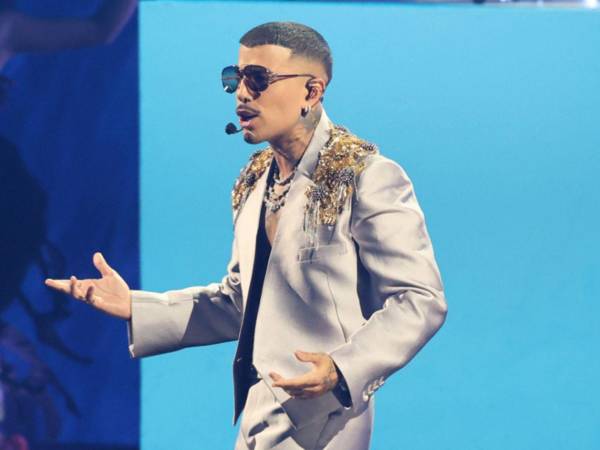 El cantante puertorriqueño Rauw Alejandro se presenta en la ceremonia de los Latin Grammy este jueves, en Las Vegas (Estados Unidos).