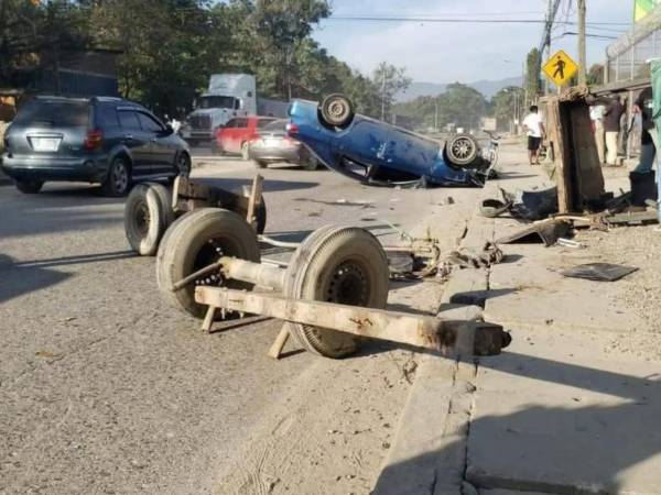 Escena del accidente entre un turismo y una carreta de caballos en la 27 calle de San Pedro Sula.