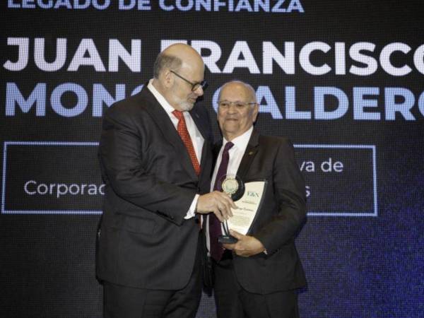 El presidente de Grupo OPSA y Estrategia&amp;Negocios, Jorge Canahuati Larach, entrega el reconocimiento Legado Confianza 2026, al empresario guatemalteco Juan Francisco Monge Calderón. (