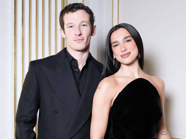 Dua Lipa con su novio Callum Turner