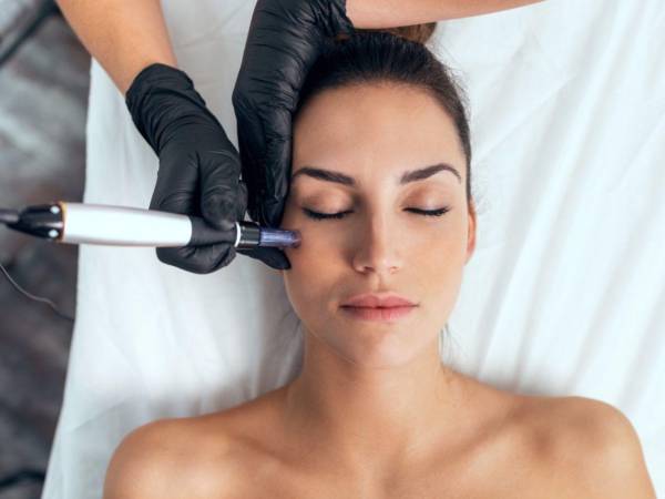 “Denominamos mesoterapia a cualquier tratamiento en el que depositamos, mediante pequeñas inyecciones en cualquiera de las capas de la piel, medicamentos con un fin terapéutico”, explica el médico estético Marcos Sánchez.