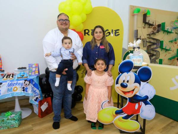 En una divertida y colorida fiesta, Reggie David Paz Ávila celebró su primer cumpleaños acompañado de sus padres y hermana, en una fiesta realizada en Yupi Playground, en San Pedro Sula. En la fotografía aparecen sus padres, Reggie R., y Angela Paz, y su hermana, Isabella Marie Paz.