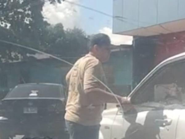 Video: Enfurecido motorista le quiebra vidrio a carro en las cercanías del mercado Dandy