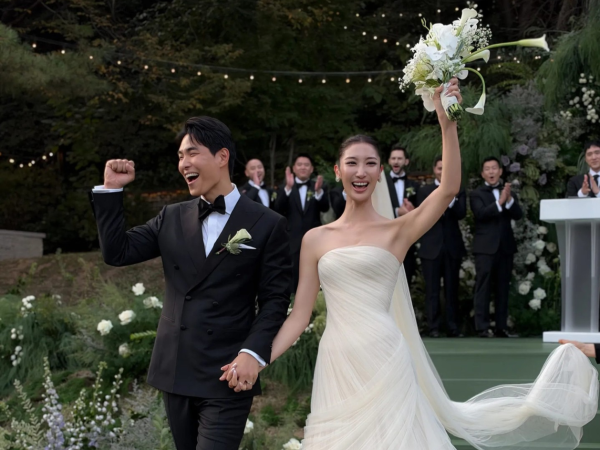 La cantante, compositora y actriz de voz surcoreana EJAE, reconocida por dar vida al personaje de Rumi en Las Guerreras K-pop, contrajo matrimonio con el músico Sam Kim en una emotiva ceremonia celebrada en Seúl.