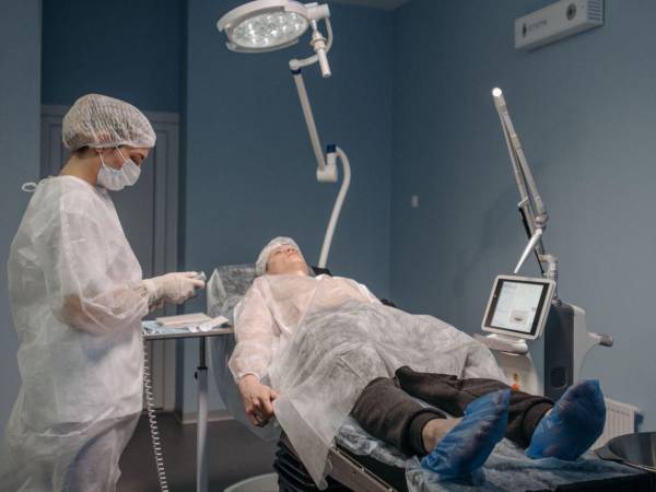 Una controvertida tendencia estética está ganando terreno en Estados Unidos: utilizar tejido graso de donantes fallecidos para aumentar el volumen de los senos, glúteos y otras zonas del cuerpo. El procedimiento, conocido como AlloClae, promete remodelar la figura sin extraer grasa del propio paciente, pero su origen, seguridad y regulación han abierto un intenso debate médico y ético.