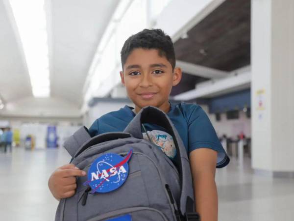 El niño hondureño André Enoc Mejía, de 10 años, participará del 1 al 7 de junio en un campamento internacional de formación en el Centro Espacial Kennedy de la NASA (Administración Nacional de Aeronáutica y del Espacio, de Estados Unidos). Este 30 de mayo viajó acompañado de su madre.