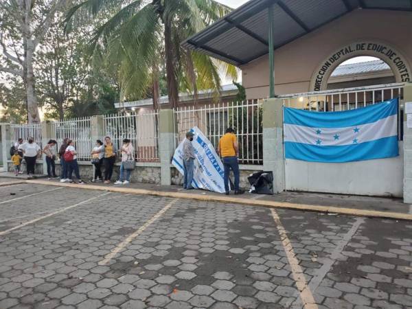 Docentes protestan en la Dirección Departamental de Educación de Cortés en una fotografía de archivo.