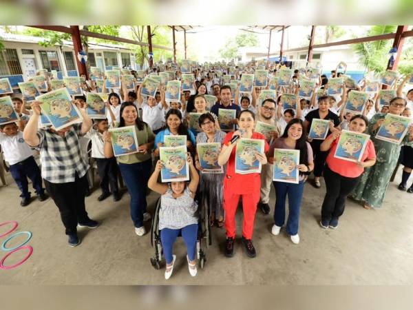 Estudiantes del centro Lila Luz de Maradiaga muestran con entusiasmo el primer fascículo de la tercera edición de Mente Sana.