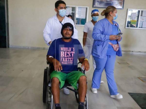 Jairo Yovani Vargas Reyes, sobreviviente del accidente aéreo en Roatán, fue dado de alta del Hospital Mario Catarino Rivas en San Pedro Sula este viernes y reveló todo lo acontecido el día de la tragedia.