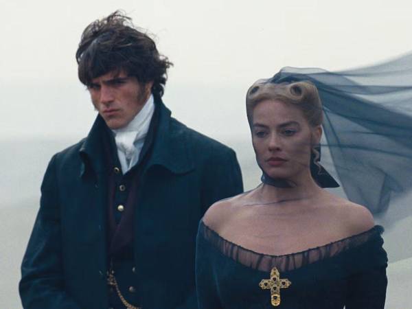 La película excluye diversos personajes del libro, muestra un romance más explícito y omite elementos sobrenaturales.