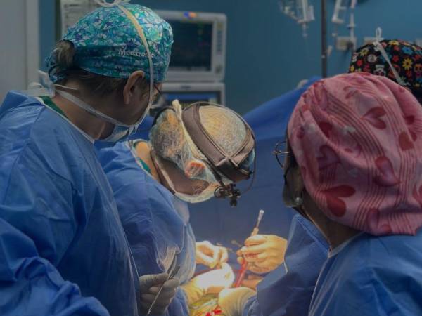 Médicos españoles y el equipo local realizan la primera cirugía de la brigada cardiovascular pediátrica promovida por la Fundación Mensajeros de la Paz Honduras a través del programa Sanando Corazones.