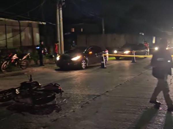 La moto quedó a unos 12 metros del cuerpo de Odín Lozano.