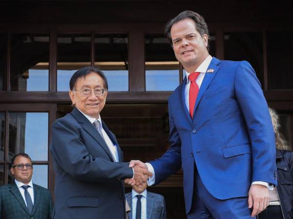 Fotografía cedida por la Presidencia de Perú que muestra al nuevo presidente interino de Perú, el izquierdista José María Balcázar, posando junto al embajador de Estados Unidos, Bernie Navarro, durante una reunión este viernes, en el Palacio de Gobierno de Lima, Perú.