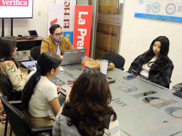Estudiantes de la USAP y Ceutec en el Verificatón junto al equipo de EL HERALDO Verifica y LA PRENSA Verifica.