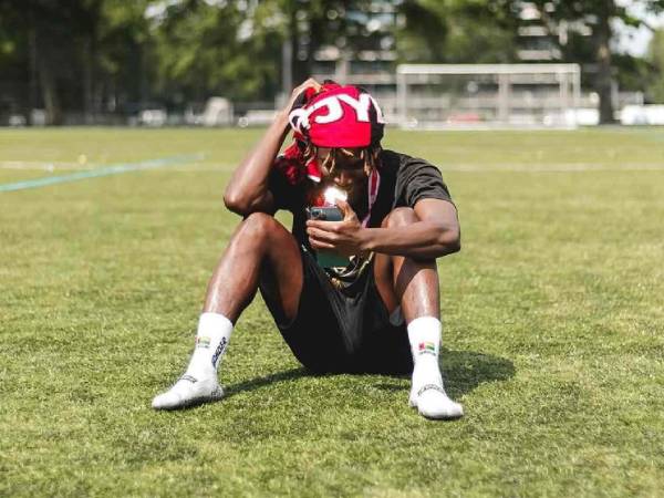 Terrible. Futbolista fue atacado en Europa: herido de gravedad al ser acuchillado, estuvo en coma inducido y esto informan sobre su estado.