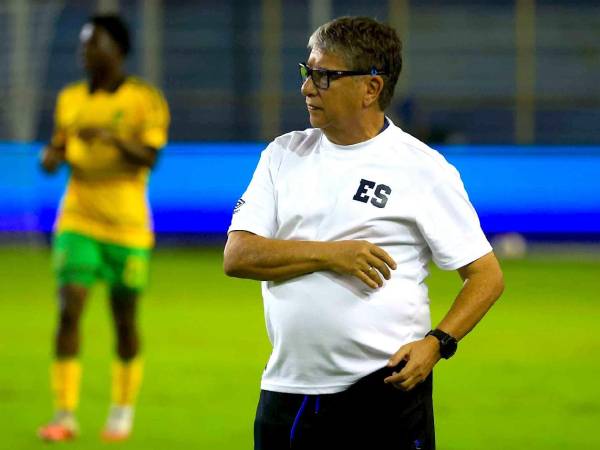 Hernán Bolillo Gómez continuará como entrenador de la Selección de El Salvador.