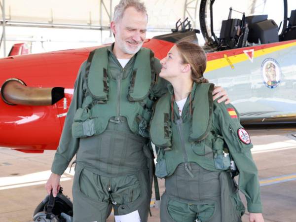 Vestidos con el mono de vuelo del Ejército del Aire y del Espacio y acompañados por mandos de la academia, el Rey Felipe VI y la princesa Leonor.