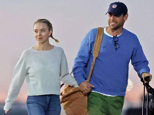 Sydney Sweeney y Scooter Braun se ven más enamorados que nunca en un video lleno de muestras de afecto.