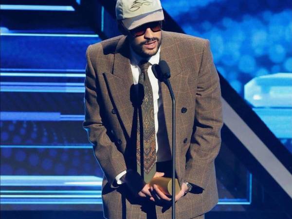 “Agradezco a cada uno de ustedes. Esto es de ustedes, porque ustedes me tienen aquí. Dios quiso que lo recibiera porque sabe que esto no alimentará mi ego. No lo recibo con arrogancia”, expresó Bad Bunny en la gala.