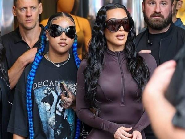 North West es la hija mayor de la socialité Kim Kardashian y el rapero Kanye West, ahora denominado Ye.