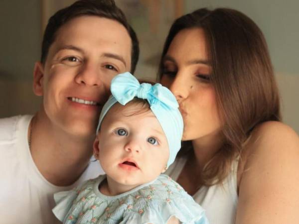 La influencer venezolana Lele Pons y el cantante puertorriqueño Guaynaa presentaron oficialmente a su hija Eloísa, nacida el 26 de julio de 2025, con las primeras fotografías en las que se aprecia el rostro de la pequeña. La pareja eligió Instagram para compartir el momento, desatando una ola de ternura entre sus millones de seguidores.