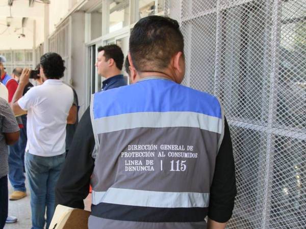 La Dirección General de Protección al Consumidor habilitó la línea telefónica gratuita 115 y una plataforma de denuncia digital para reportar a los establecimientos comerciales que operan como clínicas y engañan a los pacientes con falsos diagnósticos
