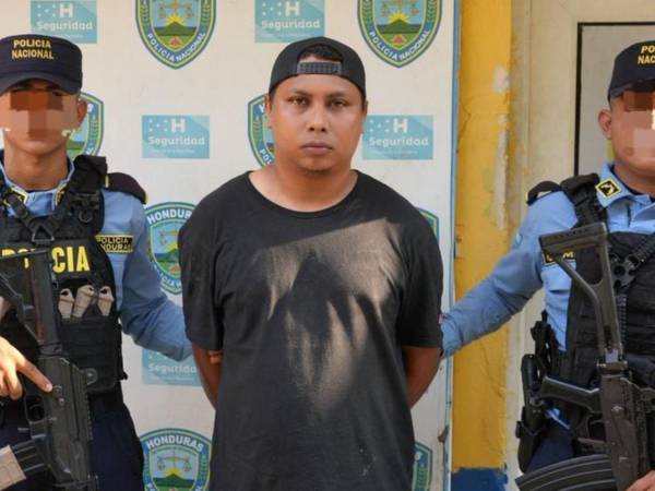 La Policía Nacional, a través de la Unidad Metropolitana de Policía #7 (UMEP-7), reportó la detención de un individuo vinculado al delito de tráfico de drogas durante un operativo ejecutado en la colonia San Carlos de Sula, a pocos metros del Instituto José Trinidad Reyes.
