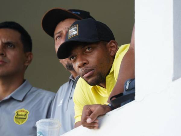 Buba López no pudo recuperarse y es baja por lesión. El arquero ve el derbi sampedrano desde un palco.