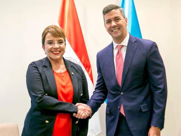 El presidente de Paraguay, Santiago Peña, durante una reunión con la presidenta de Honduras, Xiomara Castro, este viernes en Montevideo. EFE
