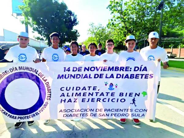 <b>Jóvenes participan en la marcha azul, organizada por la Asociación de Pacientes con Diabetes.</b>