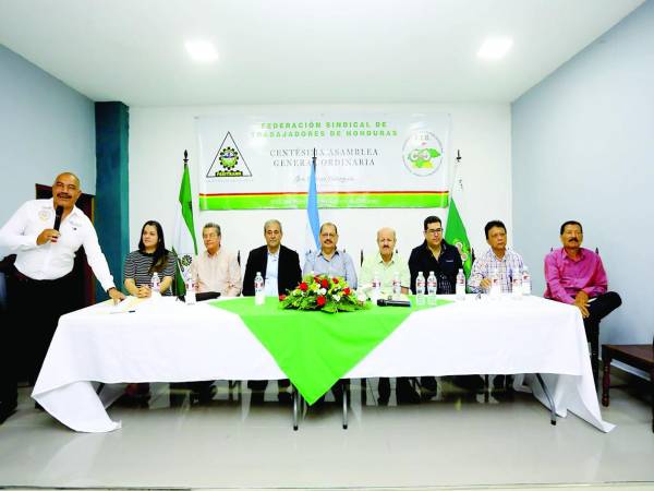 Dirigentes sindicales y representantes de la empresa privada en la instalación.