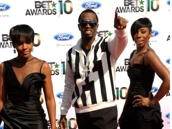 El cantante estadounidense Sean 'Diddy' Combs (c) posa junto a las integrantes del grupo Dirty Money, Dawn Richard (i) y Kaleeena (d), en una fotografía del 27 de junio de 2010. EFE/Mike Nelson