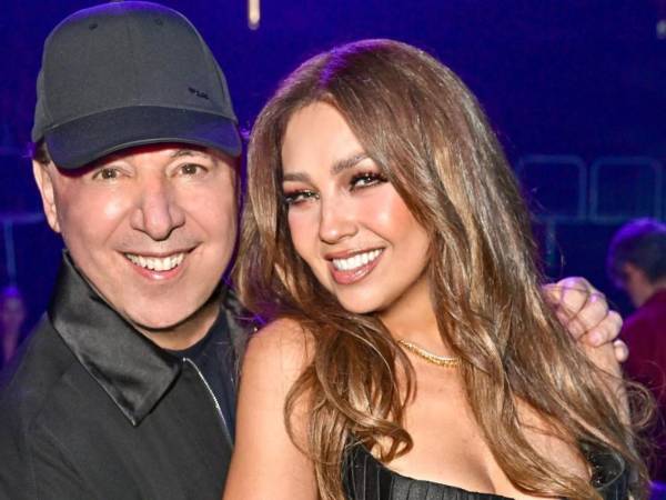 El nombre de Tommy Mottola, poderoso ex CEO de Sony Music y esposo de la cantante mexicana Thalía, figura de manera reiterada en documentos judiciales vinculados al caso de Jeffrey Epstein. Según los archivos divulgados por el Departamento de Justicia de Estados Unidos, Mottola mantuvo una relación amistosa con el financiero entre 2010 y 2019, periodo en el que Epstein enfrentaba procesos por delitos sexuales.