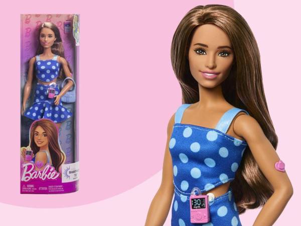 Esta es la Barbie con diabetes tipo 1, la cual cuenta con su monitor de glucosa y bomba de insulina.