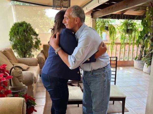 El exalcalde y candidato a la presidencia de Honduras por el Partido Nacional, Nasry Juan Asfura, explicó recientemente los motivos detrás del abrazo que protagonizó con la presidenta Xiomara Castro tras su victoria electoral en el año 2021.