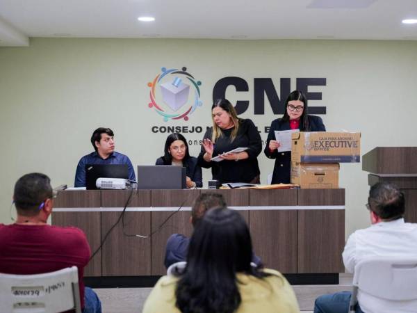 Representantes del CNE durante la licitación expedita para contratar el servicio de transporte electoral.