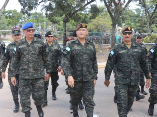 El Jefe del Estado Mayor Conjunto, General de Brigada, Héctor Valerio Ardón, con la Junta de Comandantes.