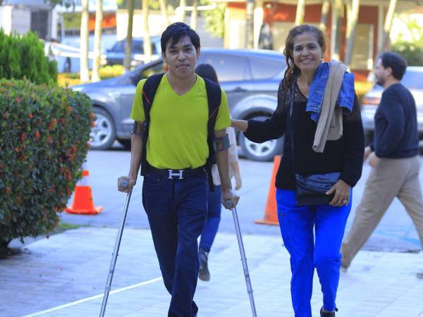 El estudiante Néstor Mauricio Chávez Martínez recorre los pasillos de la Universidad Pedagógica Nacional Francisco Morazán (UPNFM), en San Pedro Sula, junto a su madre Maribel Martínez con un objetivo claro: convertirse en profesional.