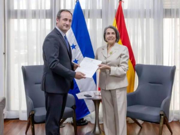 Canciller de la República, Mireya Agüero, recibe este martes las copias de estilo de Guillermo Escribano Manzano, como nuevo embajador extraordinario y plenipotenciario del Reino de España en Honduras.