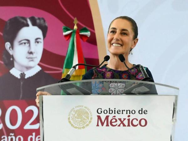 Fotografía cedida por la Presidencia de México, de la mandataria mexicana, Claudia Sheinbaum, hablando durante una gira de trabajo Martínez de la Torre en Veracruz (México).