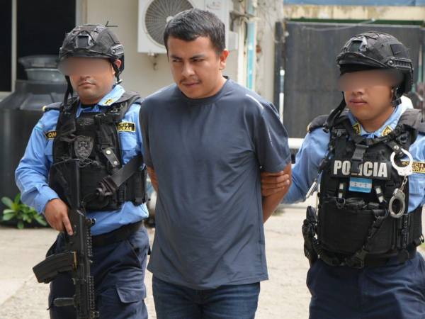 Un ciudadano mexicano de 25 años fue capturado en flagrancia por la Policía Nacional tras ser señalado de extraer más de 190 mil lempiras de cajeros automáticos mediante un sistema informático que operaba desde su teléfono celular en San Pedro Sula, zona norte de Honduras.