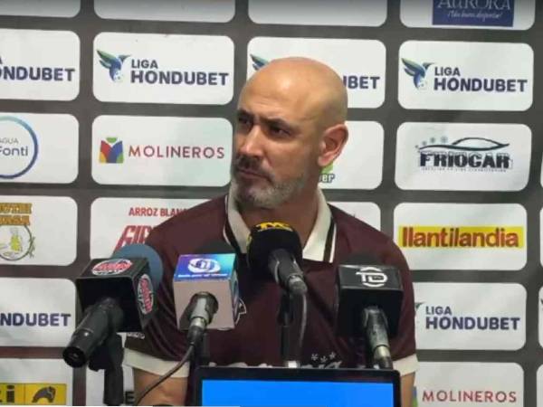 Eduardo Espinel en conferencia de prensa tras el triunfo ante el Choloma en el Deras.