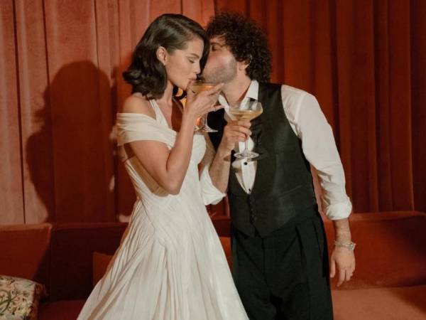 Selena Gomez, de 33 años, sorprendió a sus seguidores al compartir en Instagram fotos inéditas de su exclusiva boda con Benny Blanco.