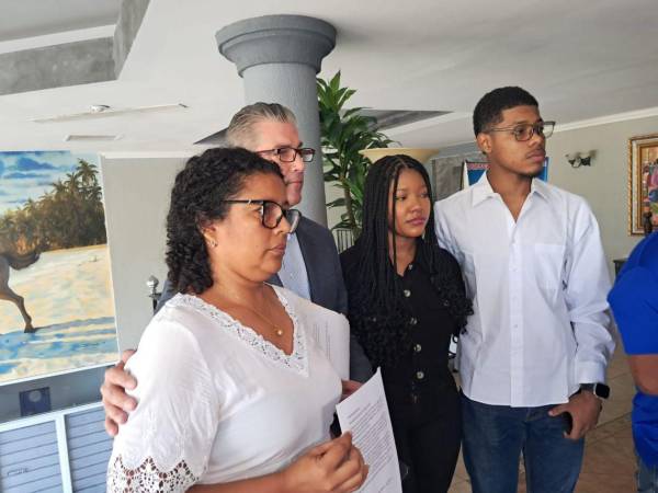 Familia del cantante hondureño, Aurelio Martínez, quien falleció en el accidente aéreo ocurrido en Roatán.