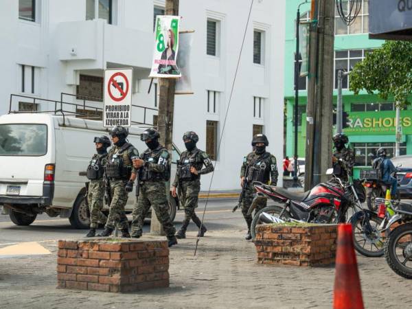 La presencia de elementos policiales y militares continúa en la zona para brindar seguridad tanto a los comerciantes como a los compradores.