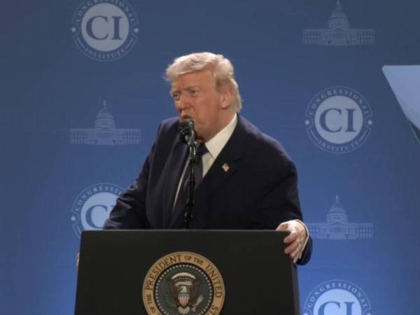 Captura de video de una transmisión de La Casa Blanca del presidente de Estados Unidos, Donald Trump, durante una declaración este lunes, desde Miami.