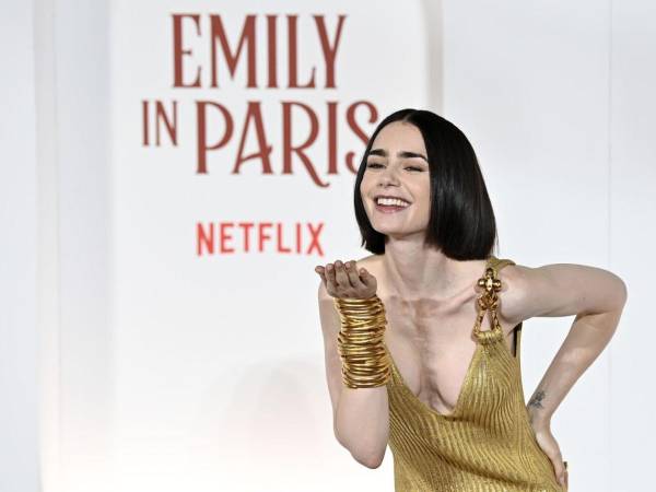 Lily Collins, protagonista de la serie Emily in Paris de Netflix, ha hablado abiertamente sobre sus batallas personales con la anorexia y la bulimia, compartiendo que la recuperación es un proceso continuo y que hablar abiertamente es a la vez aterrador y gratificante.