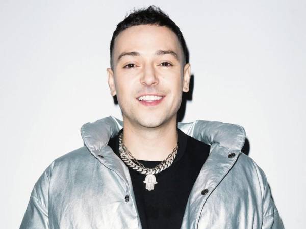 Irvin Salinas Martínez, mejor conocido como Pee Wee, saltó a la fama al inicio de la década de los 2000 al interpretar junto al exitoso grupo Kumbia Kings algunos éxitos como Sabes a chocolate y Mi dulce niña.