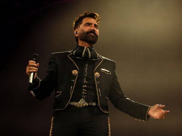 El cantante mexicano Alejandro Fernández durante un concierto este sábado, en Ciudad de México (México).